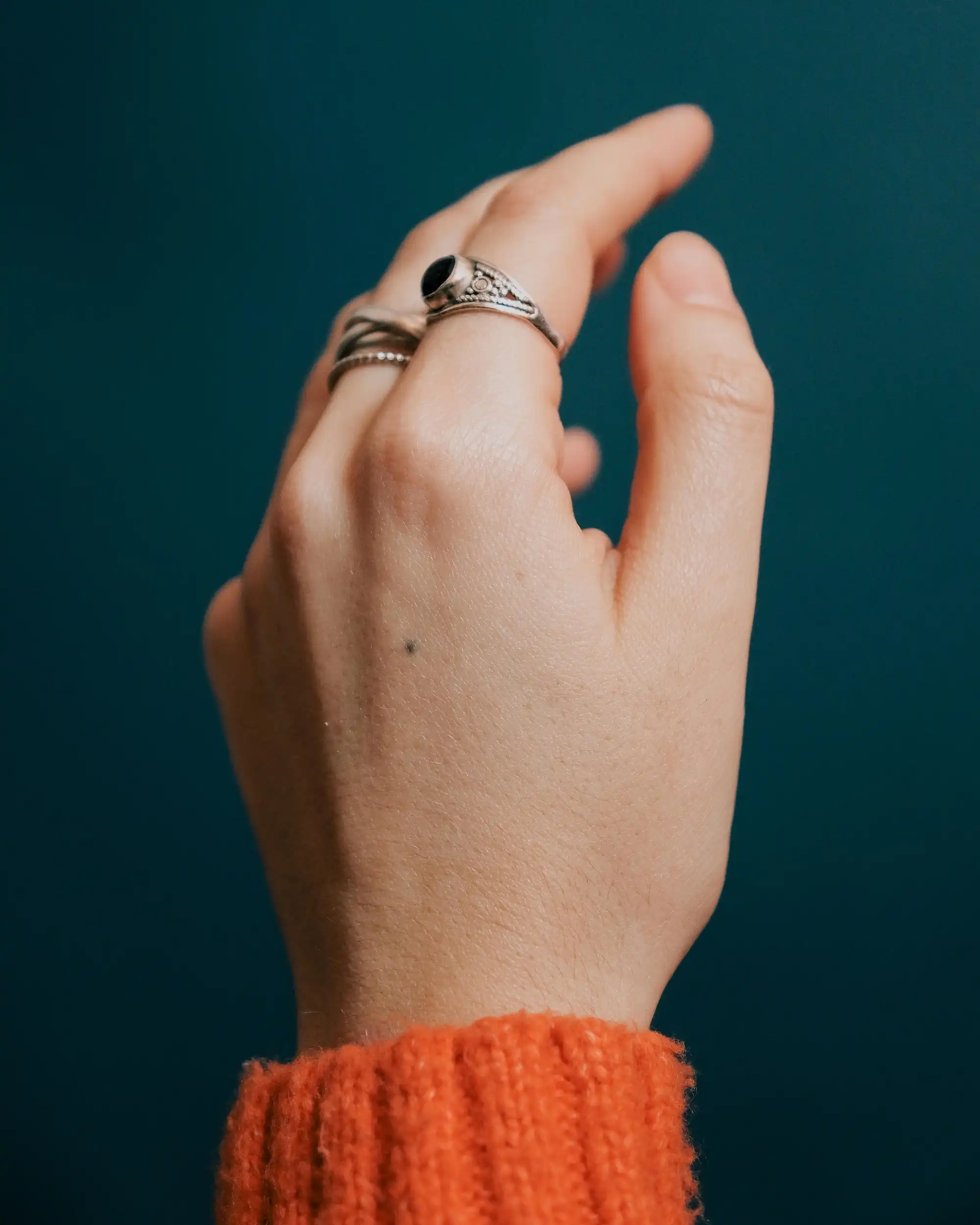 What is projektepi? A hand with rings on finger